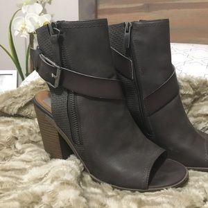 **SOLD** STEAL!! Open-toed heels